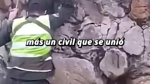🙄 Perrito ayuda a su amiguito 😇😇