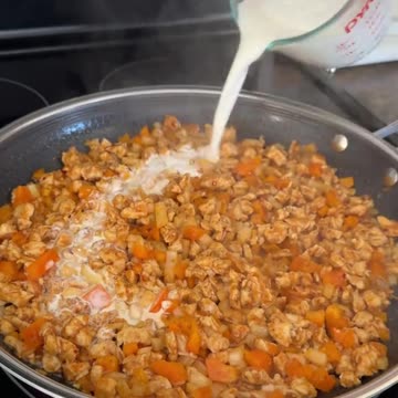 Creamy Cheesy Mini Chicken Alfredo Pizza PiesThese little treats