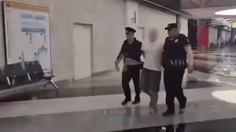 A Zionist Traveller BRUTALLY Assaulted An Iranian Child at the Moscow Airport