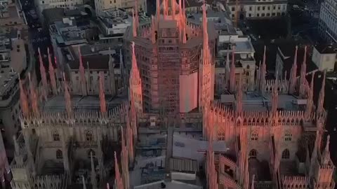 IL DUOMO DI MILANO, UN CAPOLAVORO ASSOLUTO, NEMMENO PER SOGNO COSTRUITO DA POPOLI PRIMITIVI