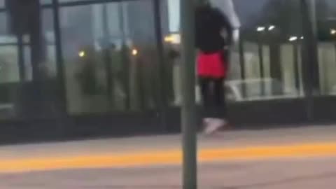 Robber gets left behind