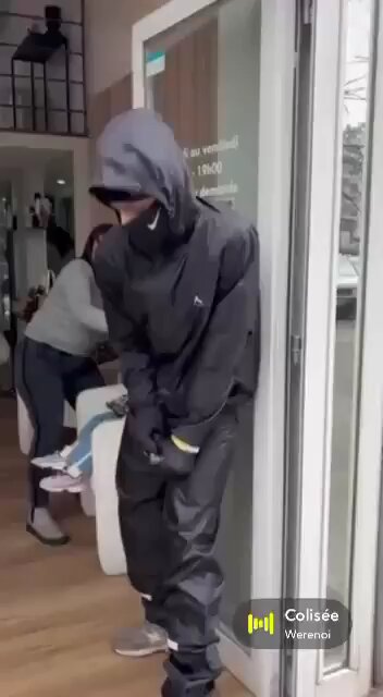 🇫🇷 Six people have been injured after a man launched a grenade into