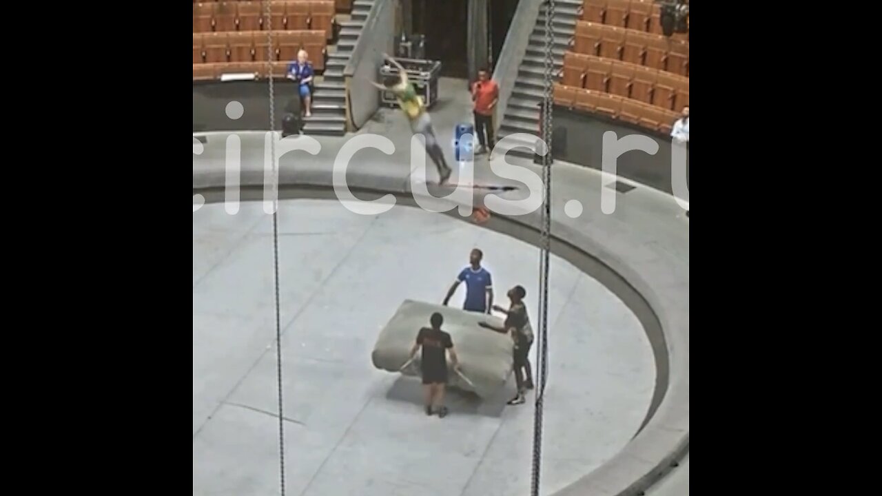 Acróbata cae desde 6 metros de altura durante un ensayo