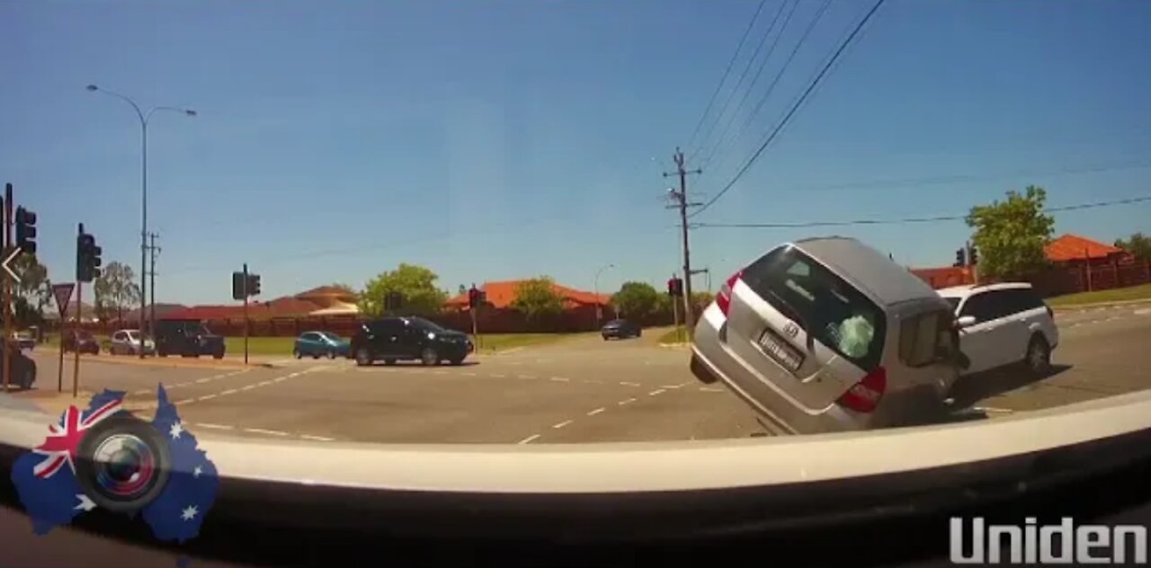 Aussiecams - Honda Jazz fails to giveway and causes this heavy collision at Innaloo WA