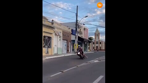 Simplang Trip 186: Motorbike road exhibition ride accidentally fell down to leg raises exercise.