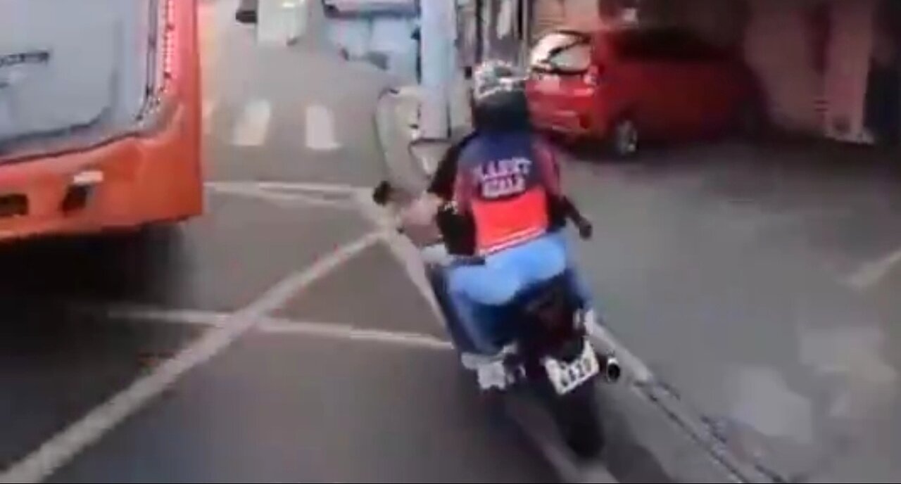 GUY AND GIRL RUNNIN FROM THE COPS IN THE BEST MOTORCYCLE POLICE CHASE IN INTERNET HISTORY 😲