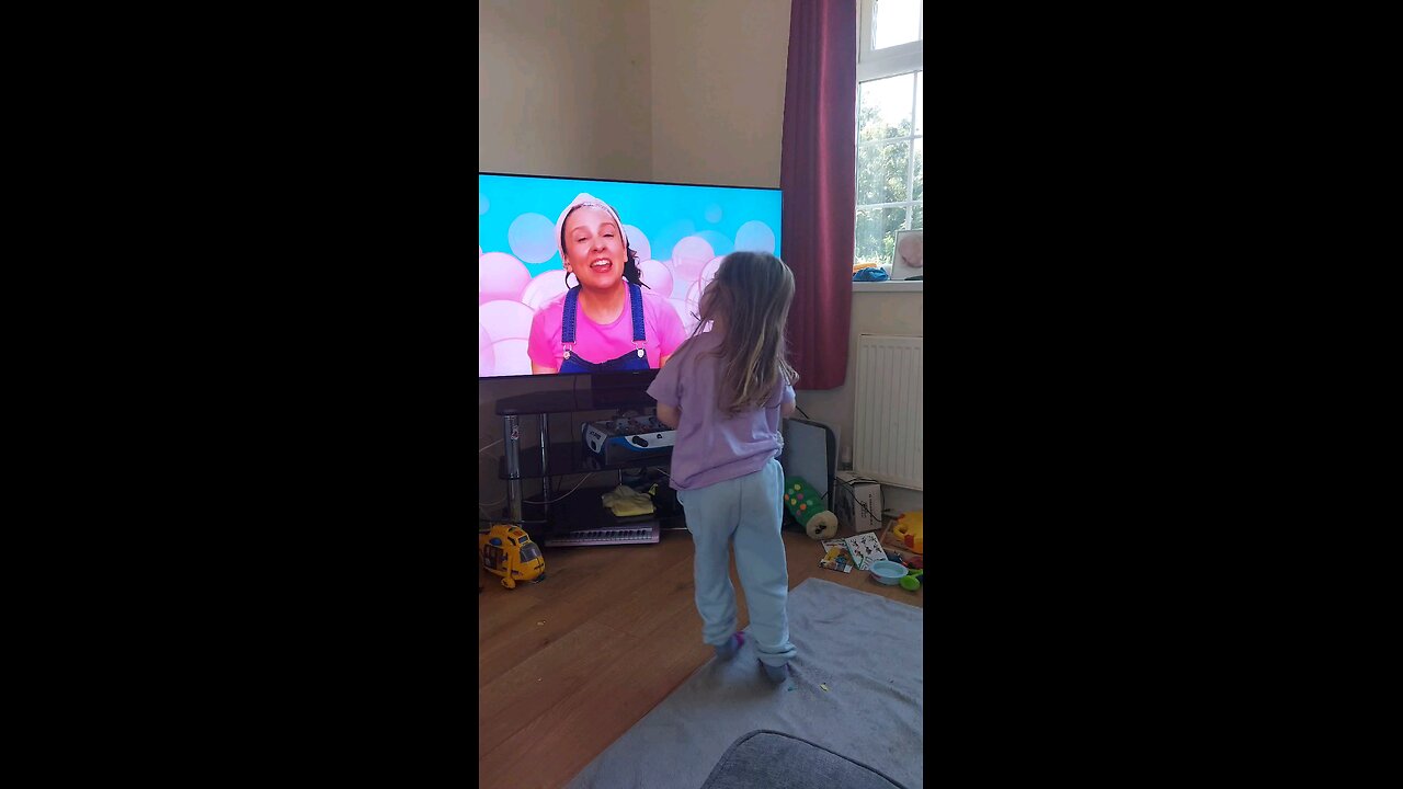 Maisy Sings and Dances to icky sticky bubblegum