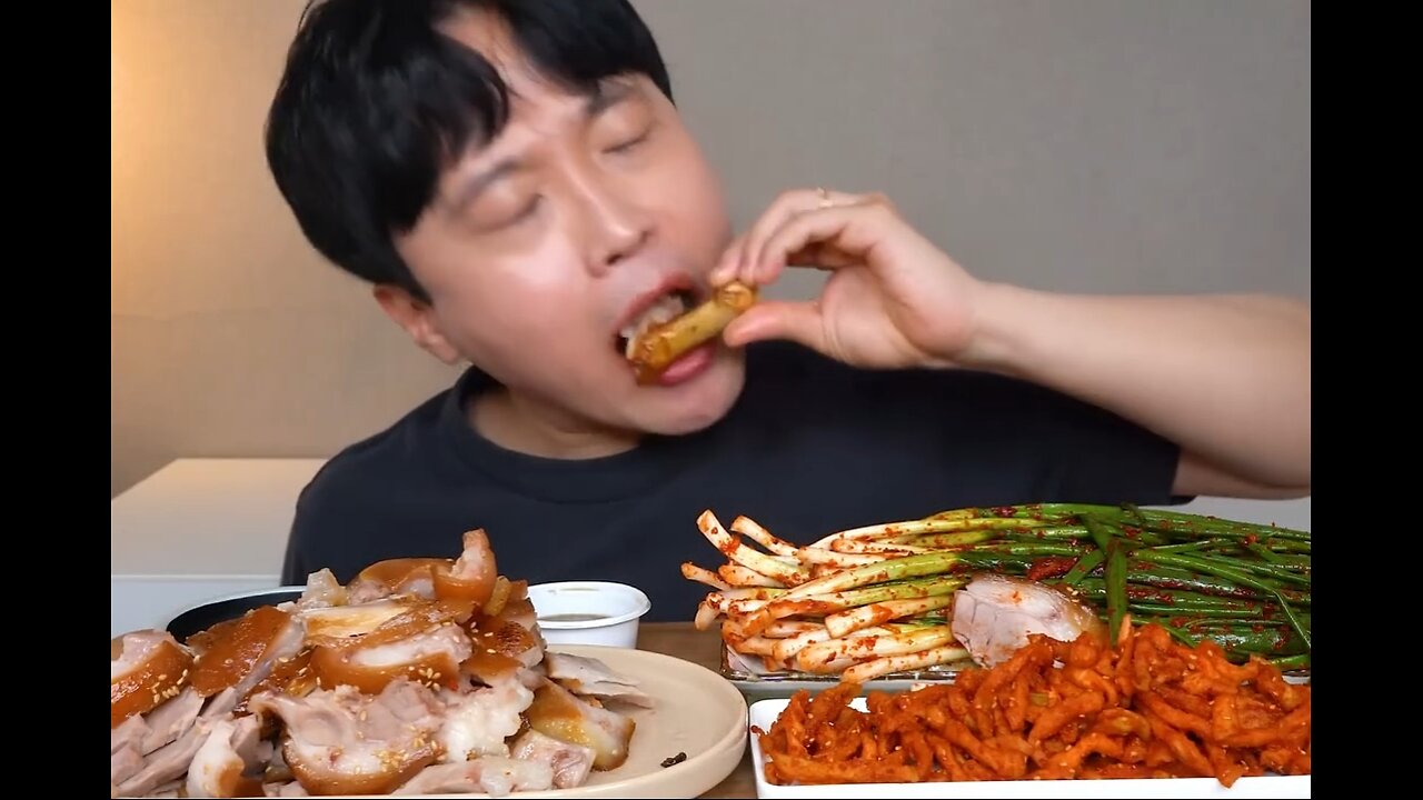 Braised pork trotters, scallion kimchi, radish kimchi, delicious and refreshing