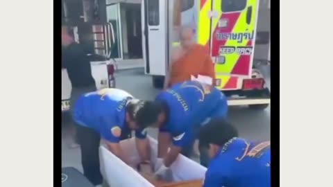 Gruaja “ringjallet” në Tailandë pasi u fut në arkivol