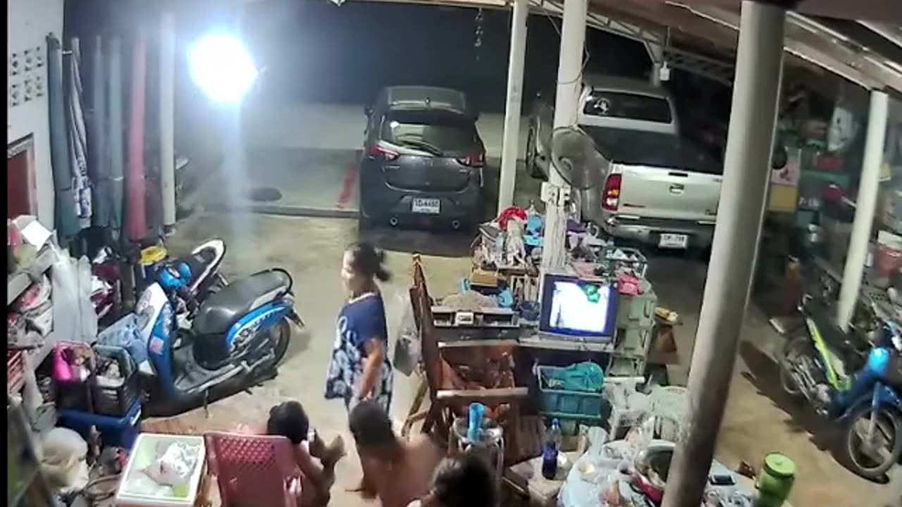 Hitman shoots his target at long range in Thailand...