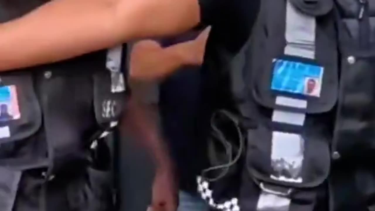 Ay Audits gets attacked by "security" guards at a migrant hotel