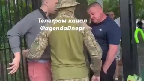 ✋😷 Ukraine Russia War | Passersby Stop TCC Officer from Mobilizing Man in Dnipro | RCF