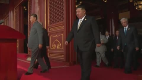 Líderes mundiales toman su lugar en la tribuna antes del desfile militar