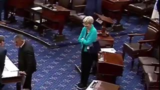 JUST IN: 🇺🇸 Anti-crypto Elizabeth Warren falls on the Senate floor.