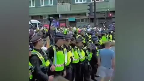 System pigs try to stop march in London but are overwhelmed by patriot protestors