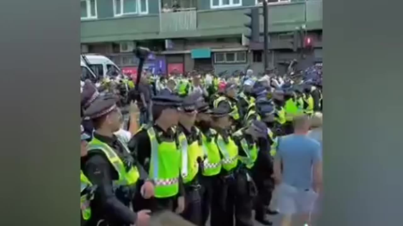System pigs try to stop march in London but are overwhelmed by patriot protestors