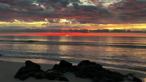 Stunning Sunrise by the Shore with Soothing Ocean Waves – Relaxing Beach Ambience