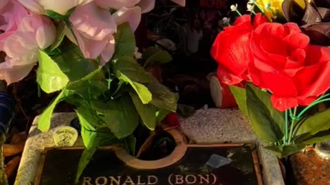 FAMOUS GRAVES - VOL. 333: BON SCOTT