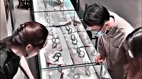 Watch how a jewelry shopkeeper possibly prevented theft with nifty sleight of hand