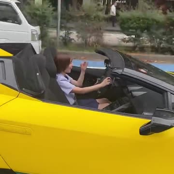 女子高生がランボルギーニを運転！本編は @supercar_onesan チャンネルで😍 #ランボルギーニ #女子高生 #lamborghini