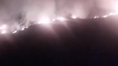 Vijon prej ditësh zjarri në Bashaj/ Flakët rrezikojnë zonën e mbrojtur të Piksit