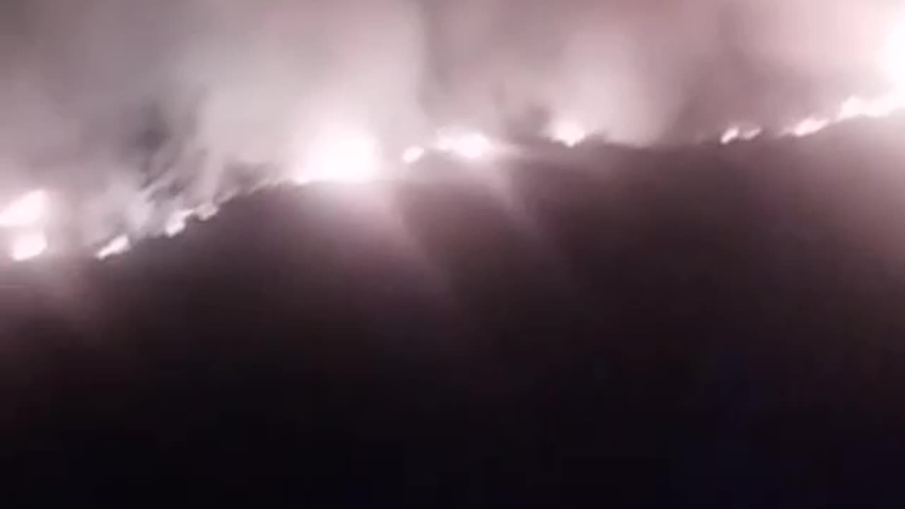 Vijon prej ditësh zjarri në Bashaj/ Flakët rrezikojnë zonën e mbrojtur të Piksit