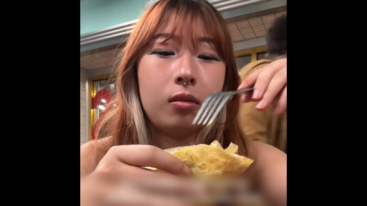 'Tiktoker' graba a dos hombres intentando quitarle comida a su amiga