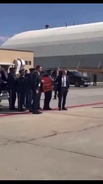 Vice President J.D. Vance Assisted The Pall Bearers Carrying Charlie Kirk’s Casket Onto AirForce 2