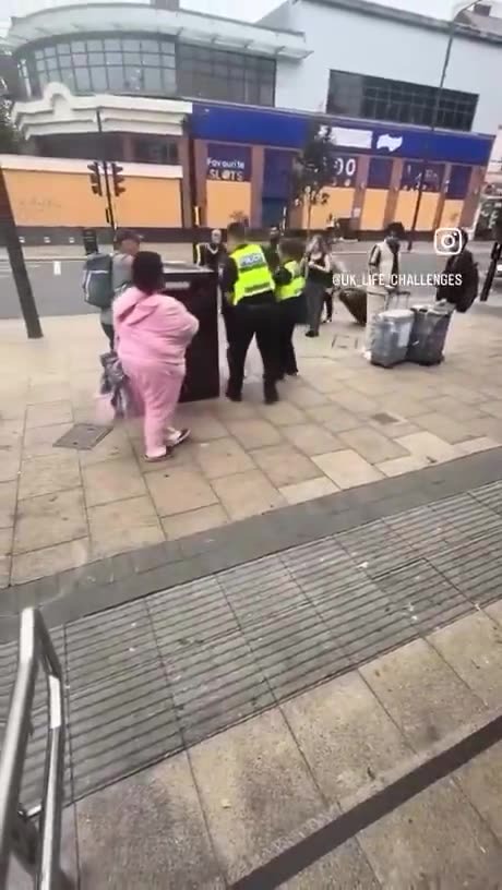 🇬🇧 UK police barely is able to arrest anyone … wow