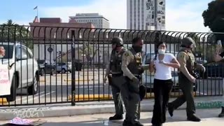 Anybody else love seeing anti ICE protesters wearing masks outside get arrested?
