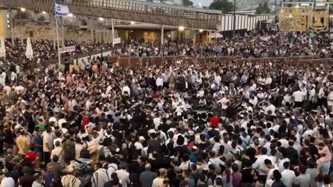 Thousands of Jews at the Western Wall attended the the closing prayer of 9th of Av