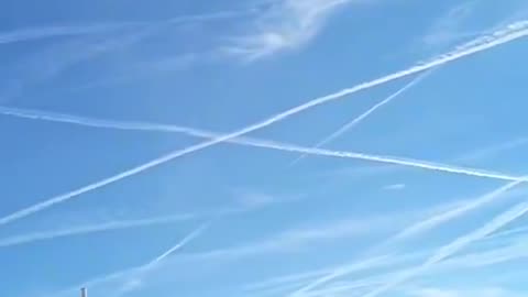 Se alzi gli occhi al cielo capisci che non sono nuvole ma scie chimiche