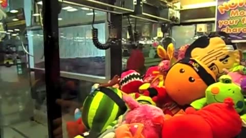 A visit to the crane game- Premier Episode!