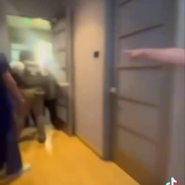 🚨ICE trying to detain a Honduran landscaper chased him into a California surgical center....