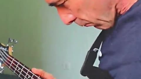 Incredible complex bass guitar video