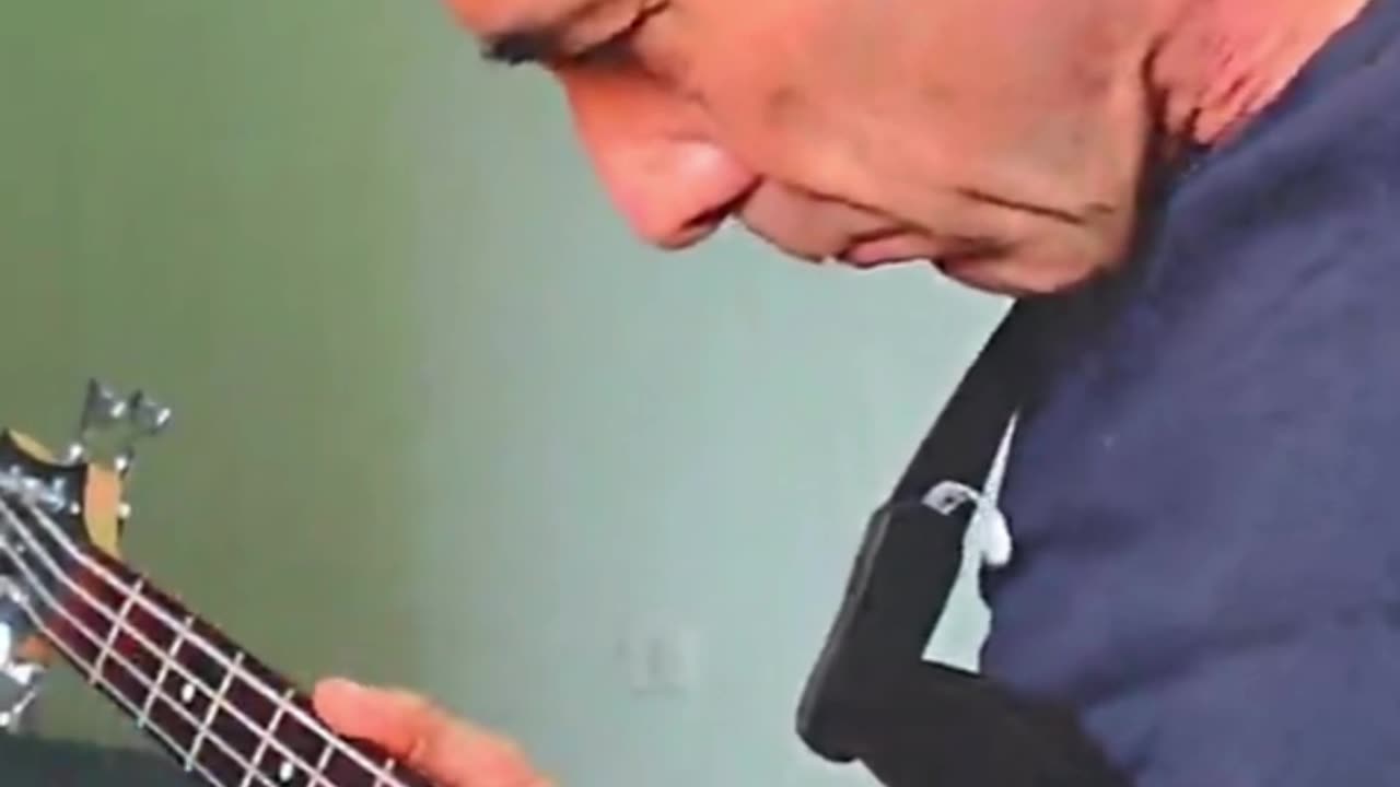 Incredible complex bass guitar video