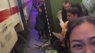 Turista casi es arrollado por tren en una famosa calle de Hanói