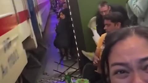 Turista casi es arrollado por tren en una famosa calle de Hanói