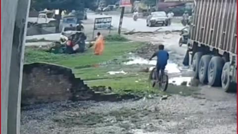 Chandauli: Peepal Tree Branch Falls on Auto, 5 Injured; Driver Referred to BHU Trauma Centre