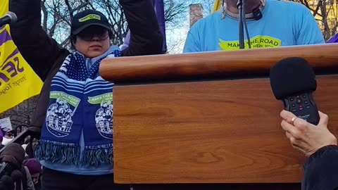 Apoyando a migrantes.