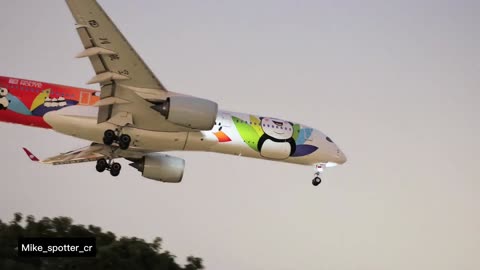 The A350-900 of the Chinese airline Sichuan Airlines is landing at Los Angeles Airport, USA