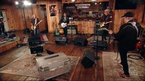 Hello There...You Burn Me Up I'm a Cigarette - Cheap Trick with Daryl Hall