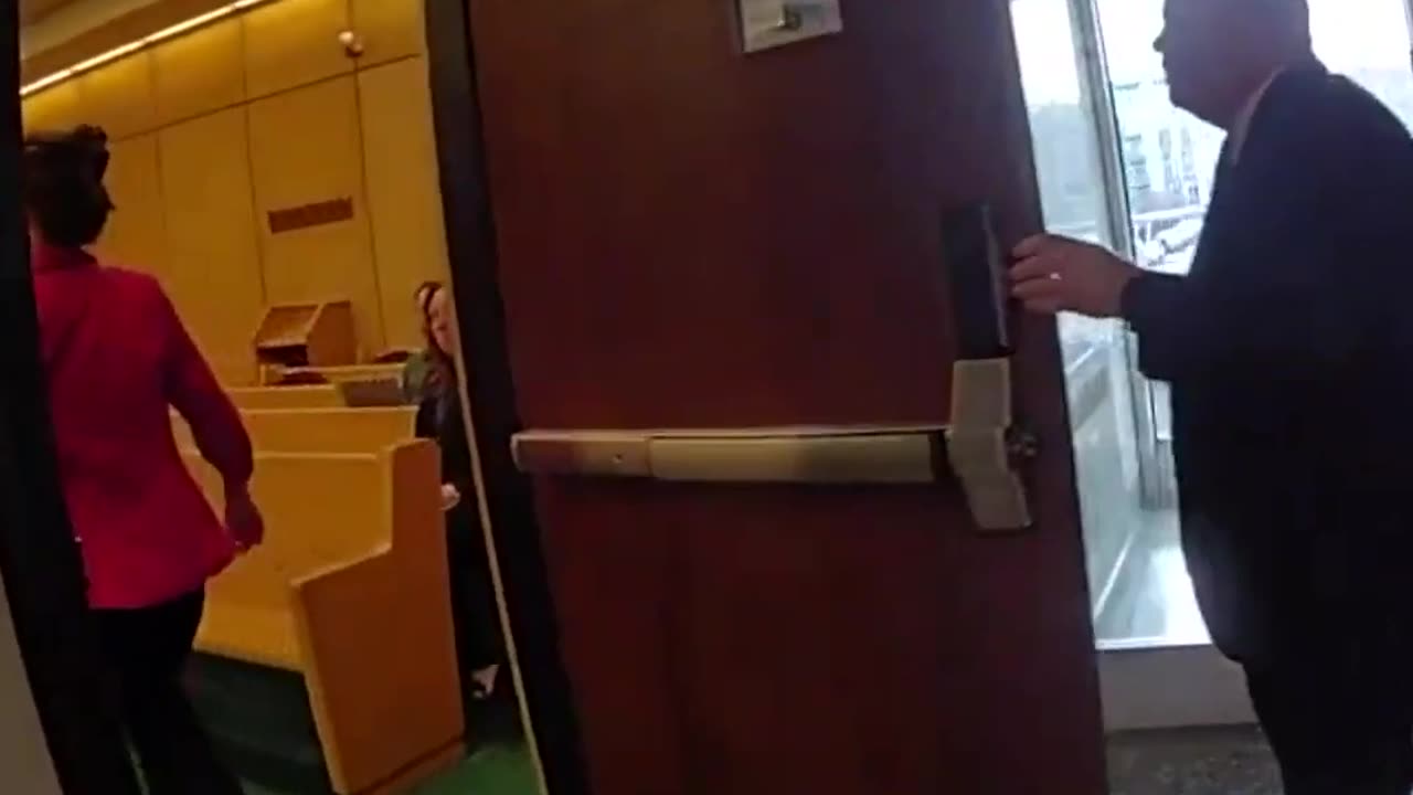 Suspect Charged with Assault, Kidnapping Flees Courtroom