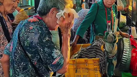 In Chongqing, China, They Sell Vegetables at the Subway… But It’s So Much More