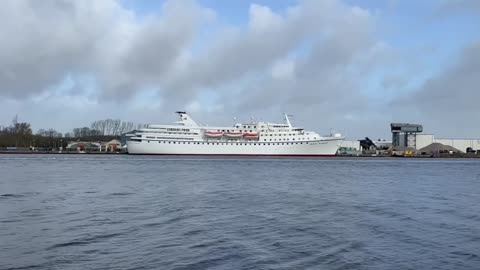 14 nov 2023 inmiddels 1 jaar later ligt de Asielboot in Velsen er nog steeds.