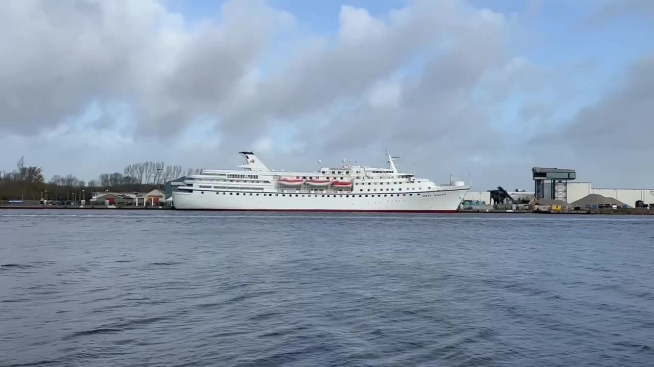 14 nov 2023 inmiddels 1 jaar later ligt de Asielboot in Velsen er nog steeds.