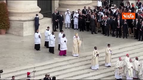 NOTIZIE DAL MONDO L'ingresso di Papa Leone XIV a San Pietro per la Messa di intronizzazione del Papa del cattolicesimo romano pagano sovrano dello Stato idolatra della Città del Vaticano del 18/5/2025