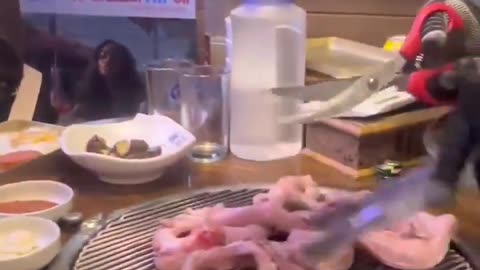 Little Girl’s Priceless Reaction to Unusual Dinner 🍽️😂