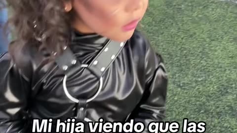 Y ella de la niña manos de tijeras 😅 #halloween #disfraz #manosdetijera #viral #viralvideo