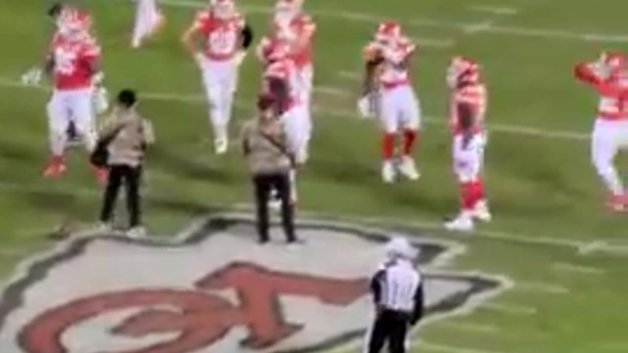 Chiefs having fun dancing vs Cowboys